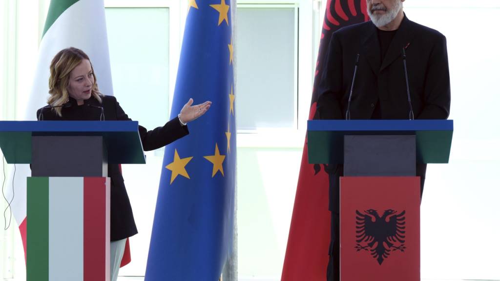 Giorgia Meloni, Ministerpräsidentin von Italien, und Edi Rama, Ministerpräsident von Albanien, sprechen auf einer Pressekonferenz in einem Aufnahmezentrum für Migranten. Foto: Vlasov Sulaj/AP/dpa