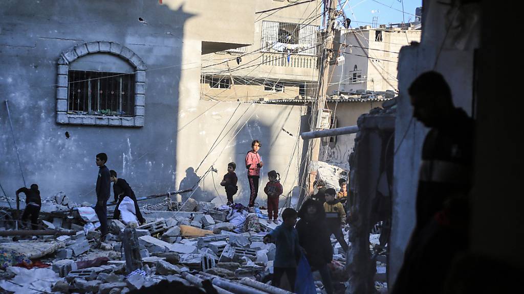 Menschen inspizieren ein beschädigtes Gebäude nach einem israelischen Angriff auf Rafah im südlichen Gazastreifen. Foto: Mohammed Talatene/dpa