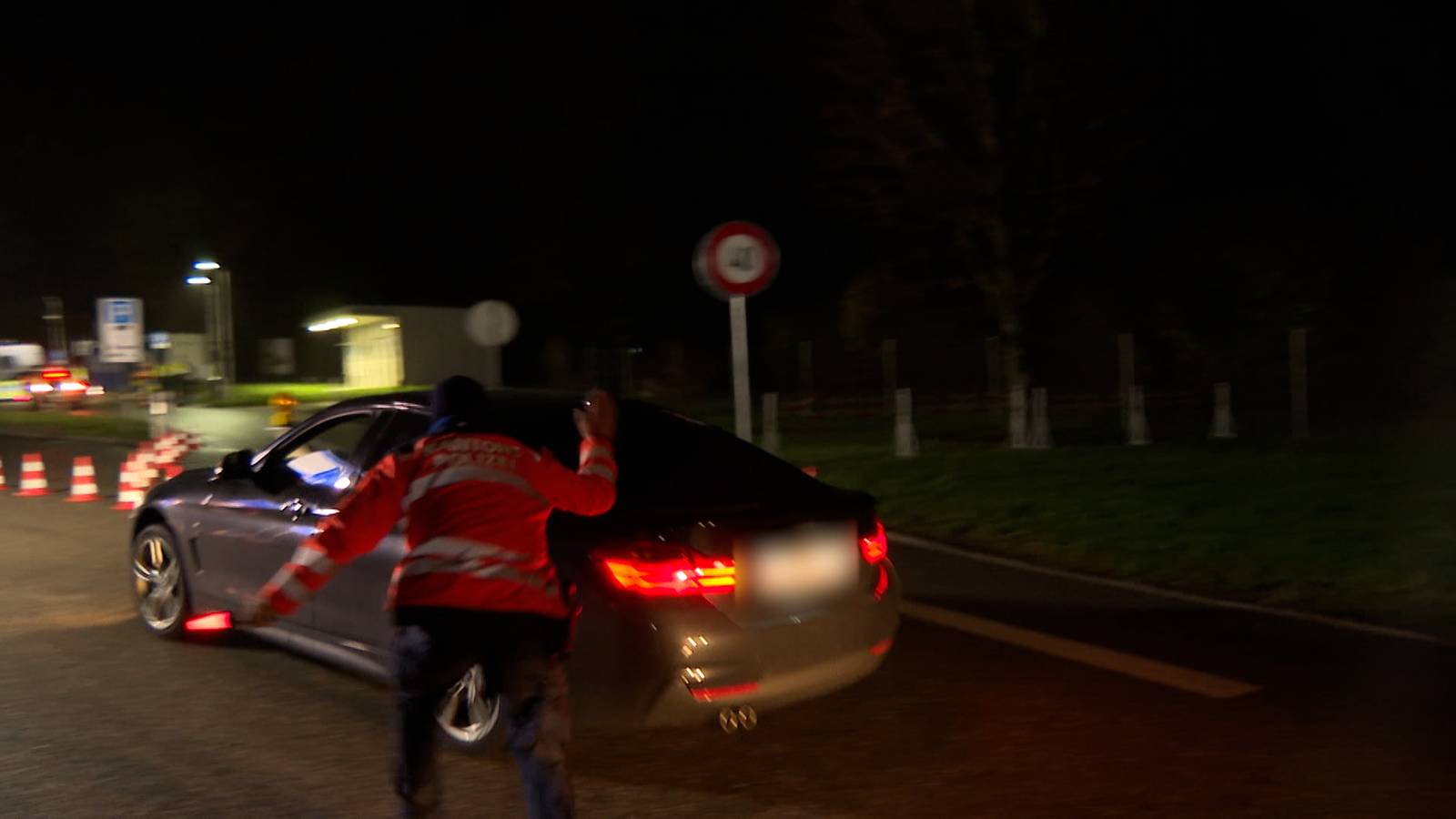 BMW-Fahrer flüchtet bei Kontrolle vor Polizei – zwei Personen festgenommen