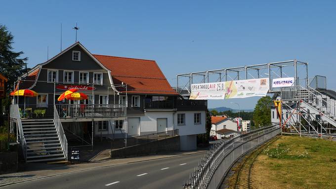 Eine Passerelle von der Kirche in die Beiz