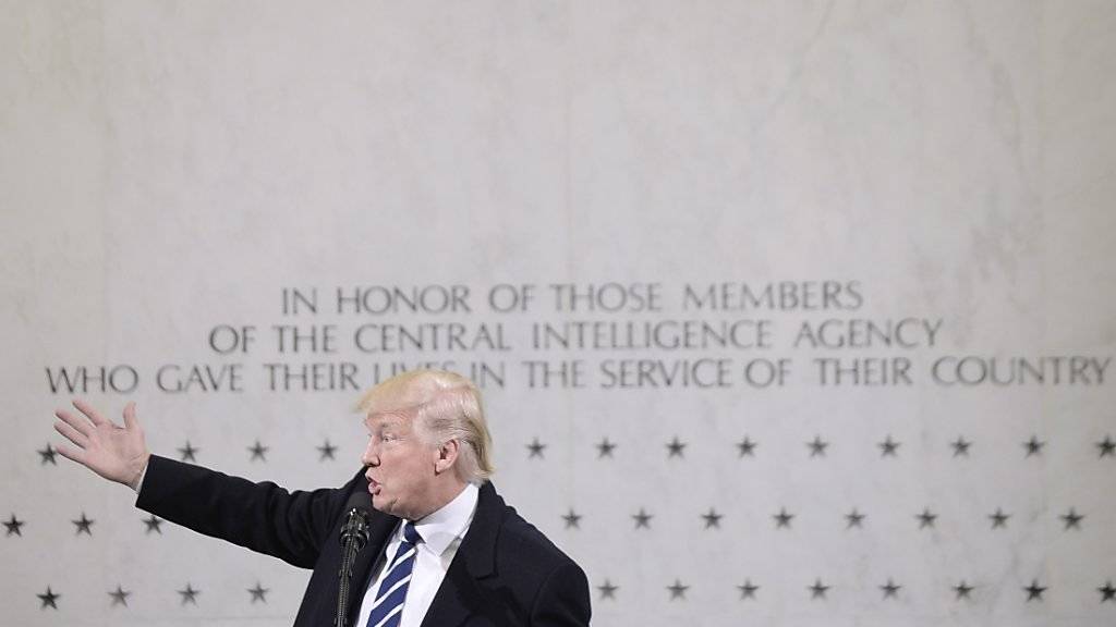 Präsident Trump besuchte an seinem ersten Tag als US-Präsident den von ihm immer wieder kritisierten Geheimdienst CIA - und war voll des Lobes.