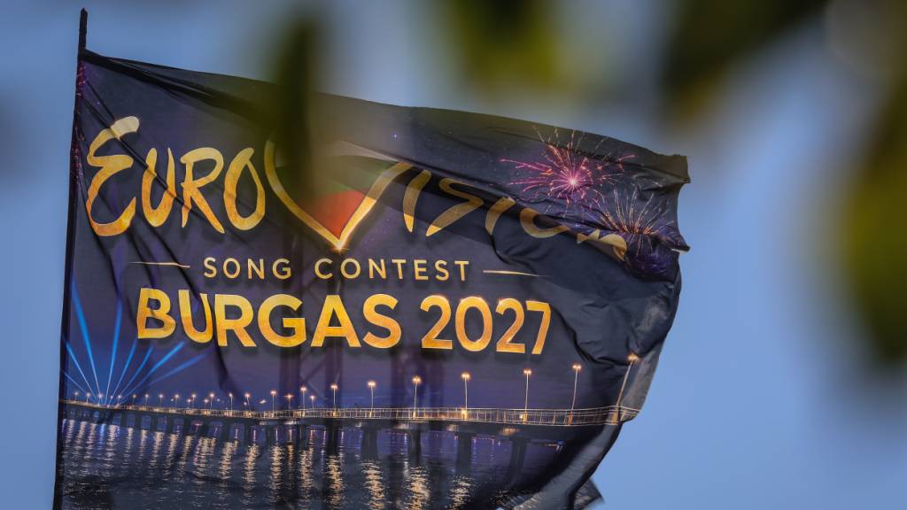 ARCHIV - Im Hafen von Burgas, wo 2027 der 71. Eurovision Song Contest stattfinden wird, weht eine Eurovision-Fahne. Foto: Valentina Petrova/AP/dpa