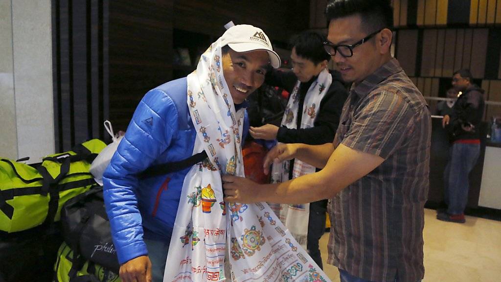 Beim Aufbruch zu seiner 22. Besteigung des Mount Everest hatte der nepalesische Sherpa Kami Rita einen zeremoniellen Schal erhalten. Inzwischen ist er wohlbehalten von seiner Rekordbesteigung zurückgekehrt. (Archiv)