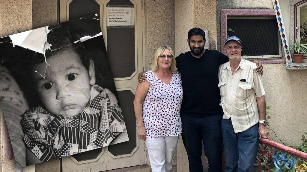 Pascal Amar Rüegg und seine Adoptiveltern sind zusammen nach Indien gereist. Das Schwarzweissbild zeigt ihn als Baby.