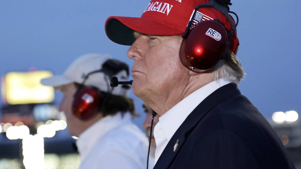Donald Trump, ehemaliger Präsident der USA,  beobachtet von der Pressebox aus das NASCAR Coca-Cola 600 Autorennen. Foto: Chris Seward/AP/dpa