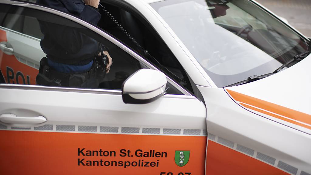 Nach einem Raubüberfall in einem Einfamilienhaus war die St. Galler Kantonspolizei mit einem Grossaufgebot vor Ort. (Archivbild)