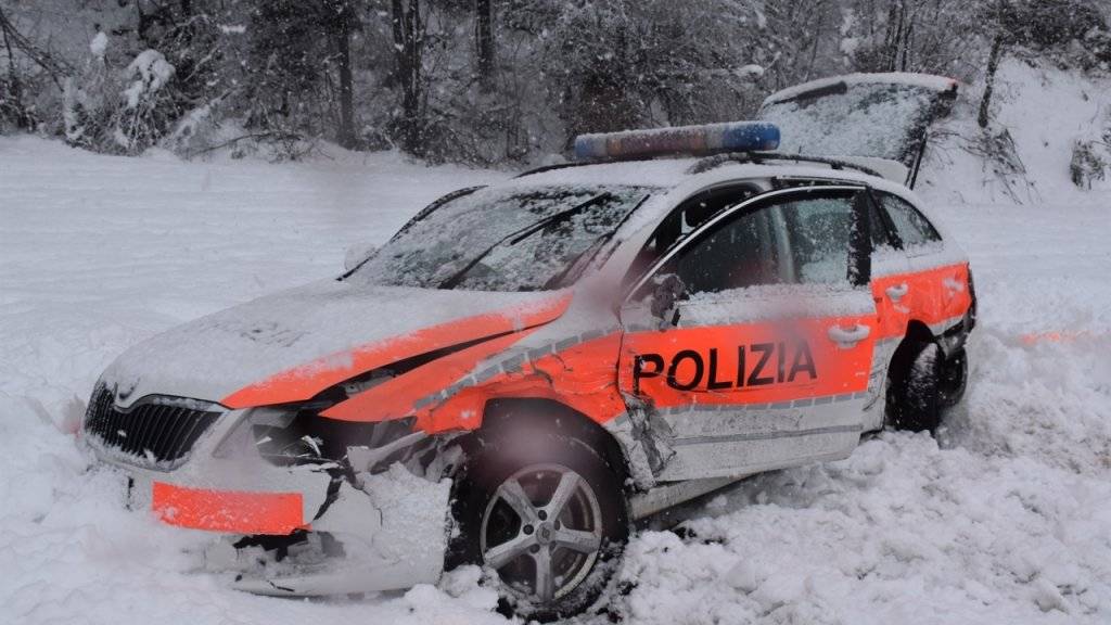 Das Fahrzeug der Kantonspolizei Graubünden wurde beim Zusammenstoss total beschädigt.