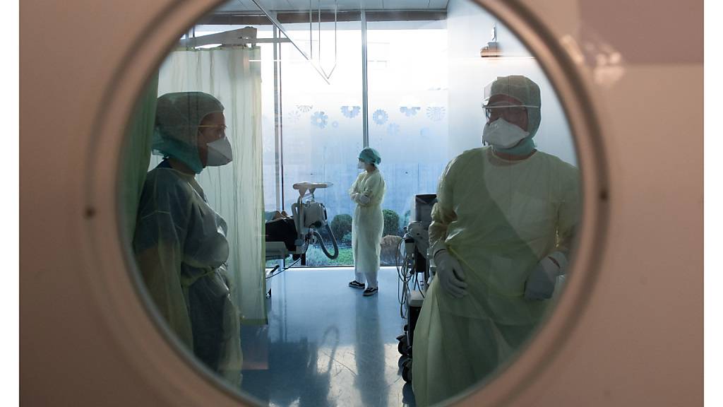 Ärzte behandeln einen Coronavirus Patienten im Kantonsspital La Carita in Locarno.