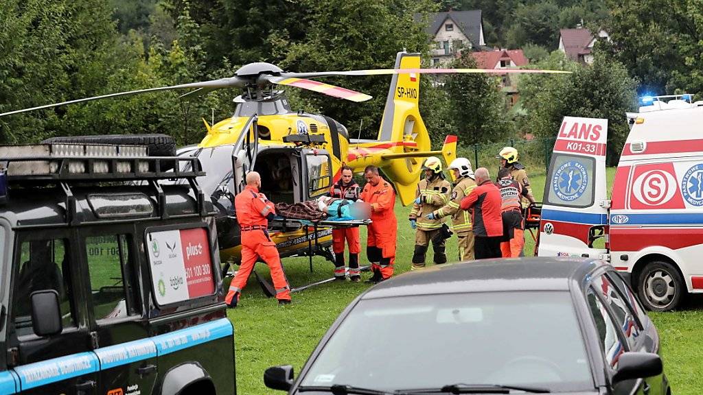 Durch Blitzeinschläge verletzte Touristen werden per Helikopter oder Ambulanz aus dem polnischen Teil des Tatra-Gebirges in ein Spital in Zakopane gebracht.
