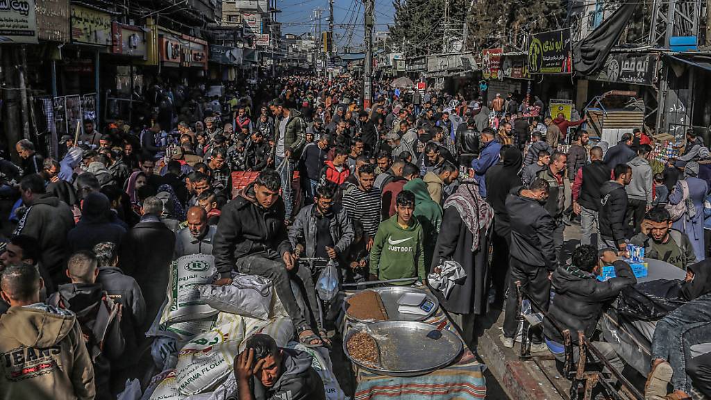 ARCHIV - Palästinenser drängen sich auf einem lokalen Straßenmarkt. Nach Angaben des UNRWA hat sich die Bevölkerung der Stadt Rafah mehr als vervierfacht. Foto: Abed Rahim Khatib/dpa