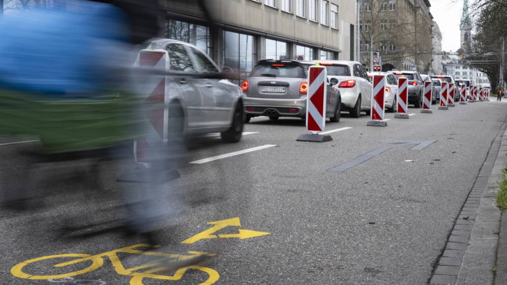 Weil die Baustelle nur befristet ist, kämpft die Stadt Zürich nicht weiter um ihr Verkehrsregime am Neumühlequai. (Archivbild)