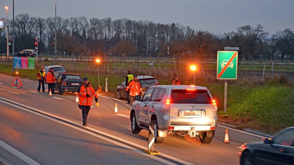 Einsatzkräfte der Kantonspolizei Thurgau kontrollierten auf dem Autobahnzubringer in Arbon während mehreren Stunden Fahrzeuge und Personen. (Bilder: KapoTG)