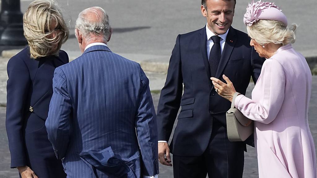 Das britische Königspaar besucht Frankreich. Der dreitägige Staatsbesuch soll die Beziehung Großrbitanniens zu Frankreich stärken. Foto: Michel Euler/AP/dpa