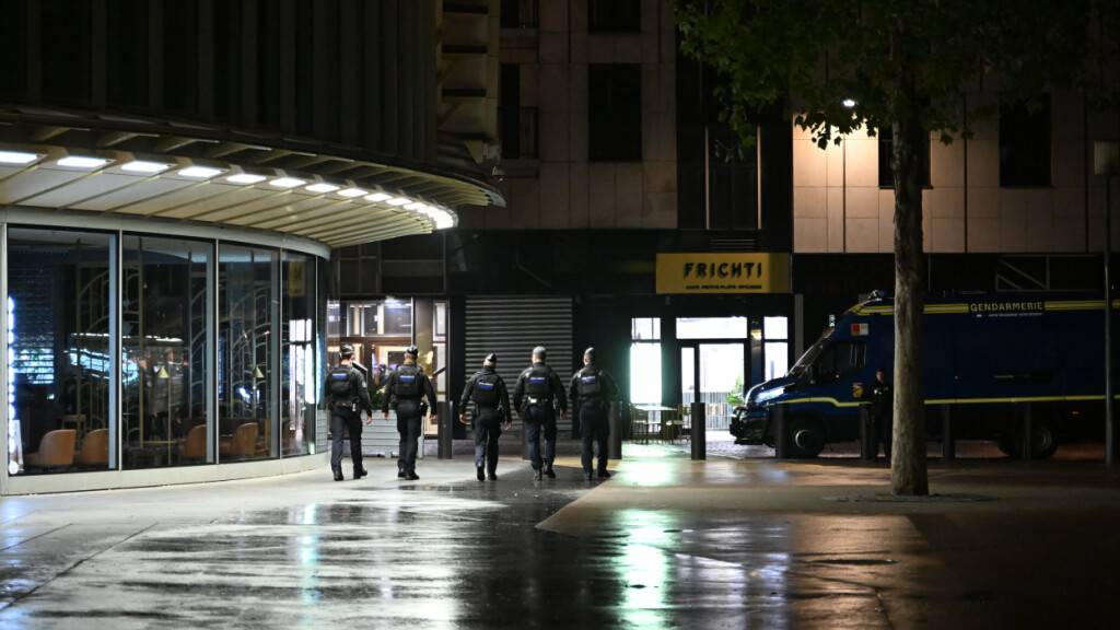 Polizisten patrouillieren während einer nächtlichen Ausgangssperre. Nach Ausschreitungen am Wochenende sind in mehreren französischen Städten auf ausgewählte Bevölkerungsgruppen oder Bereiche begrenzte Ausgangsbeschränkungen verhängt worden. Foto: Emma Da Silva/AP/dpa