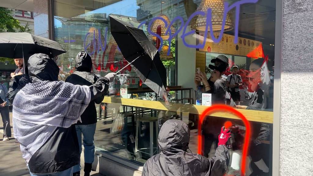Hier besprayen Demonstranten die Schaufenster
