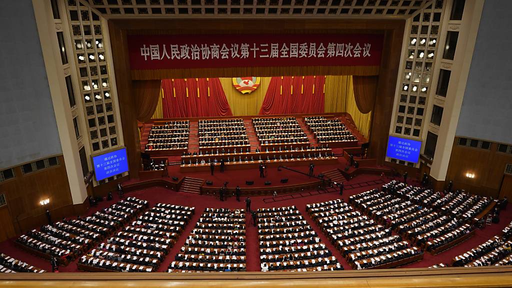 Führungspersönlichkeiten und Delegierte nehmen an der Abschlusssitzung der Chinesischen Politischen Konsultativkonferenz des Volkes (CPPCC) in der Großen Halle des Volkes. Foto: Mark Schiefelbein/AP/dpa