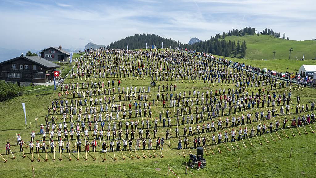 Der Weltrekord auf der Klewenalp oberhalb von Beckenried NW ist mit 1006 Alphornbläserinnen und -bläsern am Samstag geglückt.