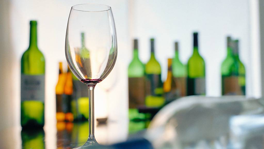 Schweizerinnen und Schweizer trinken Kopf und Jahr durchschnittlich 11,5 Liter reinen Alkohol. (Symbolbild)