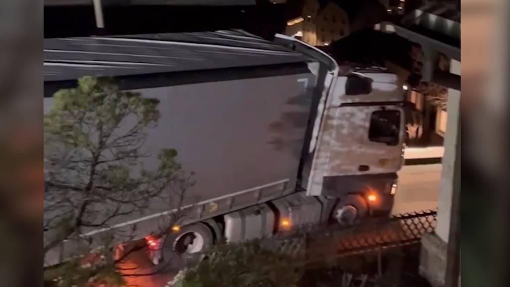 Im Video: Dem Navi blind vertraut – Lastwagenchauffeur bleibt stecken