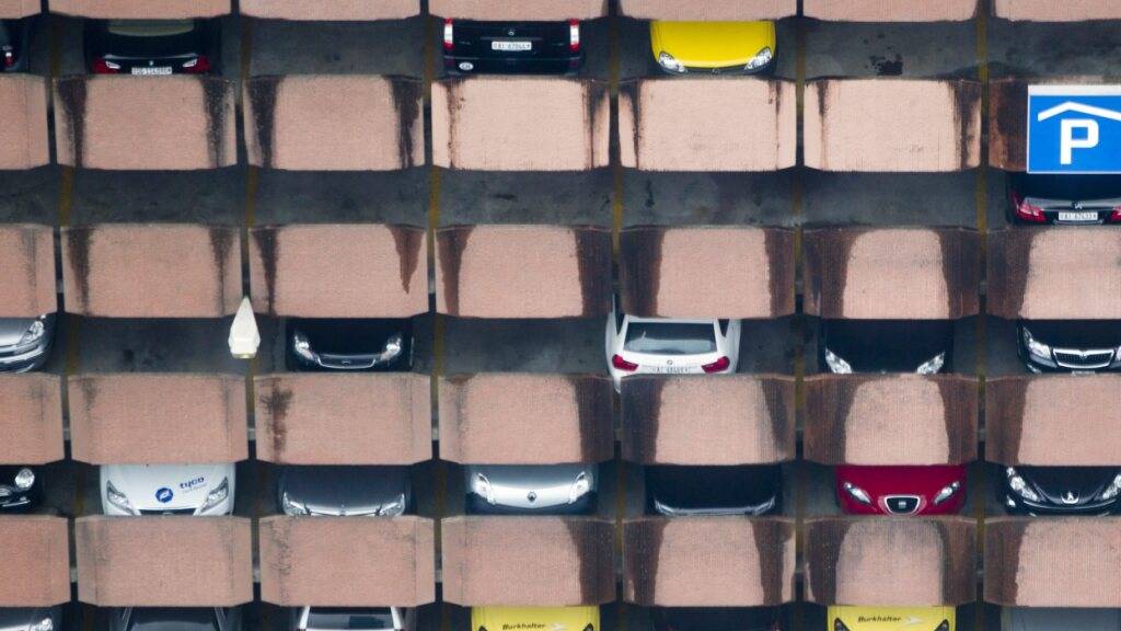 Das Parkhaus Pfingstweid in Zürich soll weg. Das Baurekursgericht sprach sich gegen eine Planungszone aus, die den Abriss verhindern könnte.  (Archivbild)