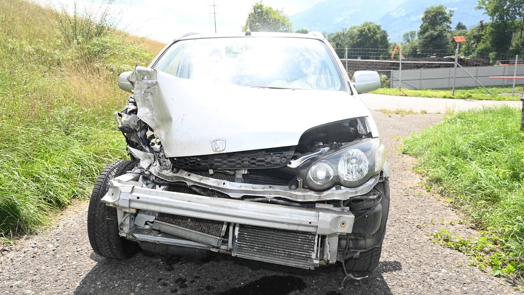 29-Jähriger baut Unfall, fährt mit kaputtem Auto davon – und alarmiert die Polizei