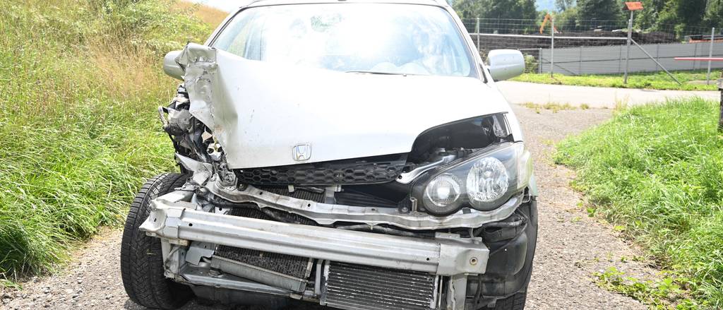 29-Jähriger baut Unfall, fährt mit kaputtem Auto davon – und alarmiert die Polizei