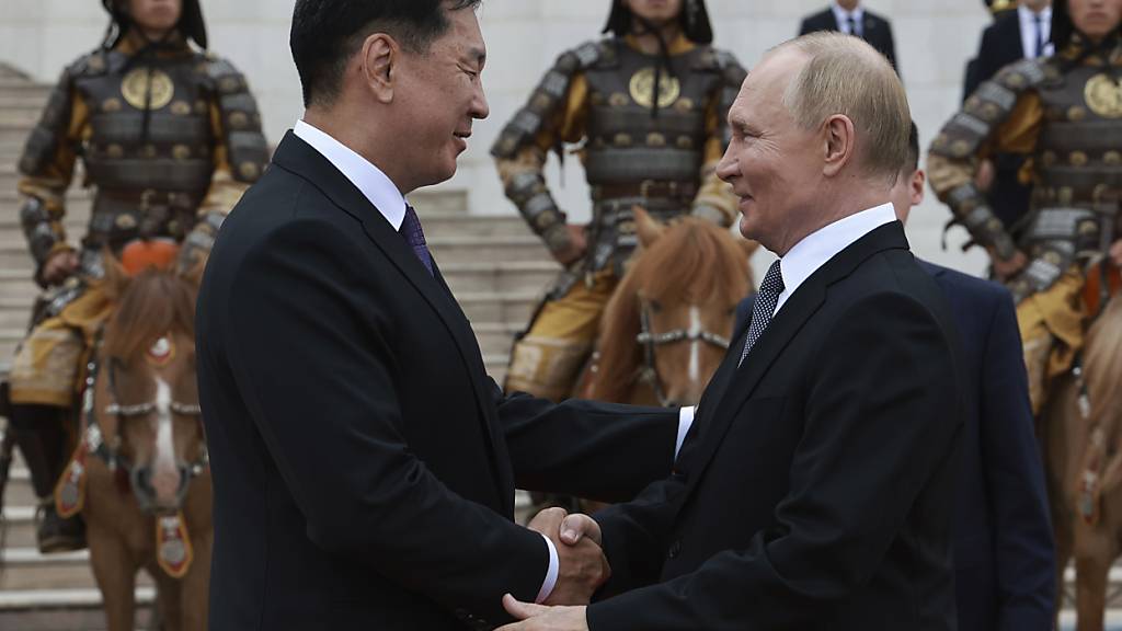 Der russische Präsident Wladimir Putin (r) und der mongolische Präsident Uchnaagiin Chürelsüch. Foto: Vyacheslav Prokofyev/Pool Sputnik Kremlin/AP/dpa