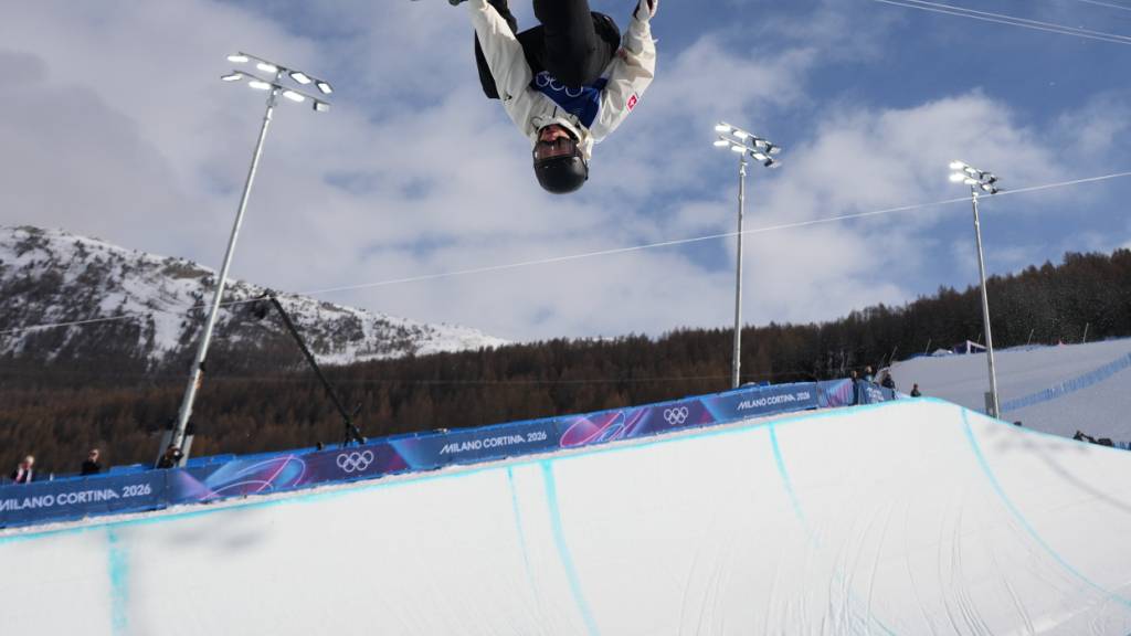 Isabelle Lötscher kopfüber in der Halfpipe
