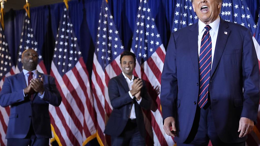dpatopbilder - Donald Trump, Bewerber um die Präsidentschaftskandidatur der Republikaner und ehemaliger Präsident der USA, kommt zu einer Rede bei einer Vorwahl-Party. Foto: Matt Rourke/AP