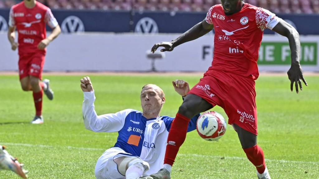 Christian Gomis (rechts) spielt ab sofort für Schalke in der 2. Bundesliga