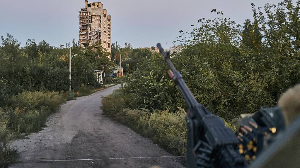 Ein ukrainischer Soldat im Einsatz. Foto: LIBKOS/AP/dpa