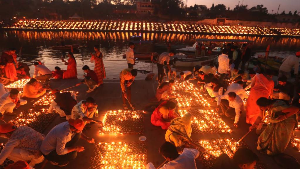 Ein riesiges Lichtermeer mit 1'171'078 Öllämpchen hat die Regierung des indischen Bundesstaates Madhya Pradesh zum hinduistischen Fest Maha Shivaratri inszeniert. 