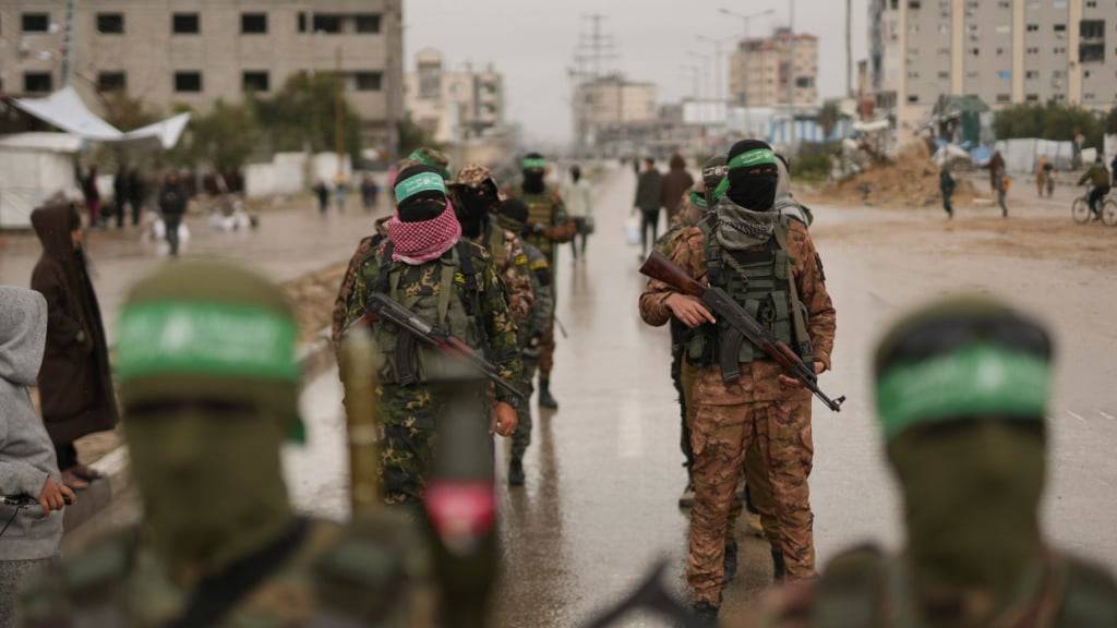 ARCHIV - Vermummte und bewaffnete Mitglieder der Terrororganisation Hamas im Gazastreifen während einer früheren Waffenruhe. Foto: Abdel Kareem Hana/AP/dpa/Archivbild