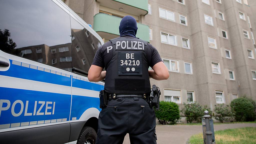 Ein Polizist steht bei einem Polizeieinsatz im Rahmen einer groß angelegten Razzia gegen Tatverdächtige aus der islamistischen Szene in Berlin-Gesundbrunnen vor einem Gebäude. Foto: Christoph Soeder/dpa