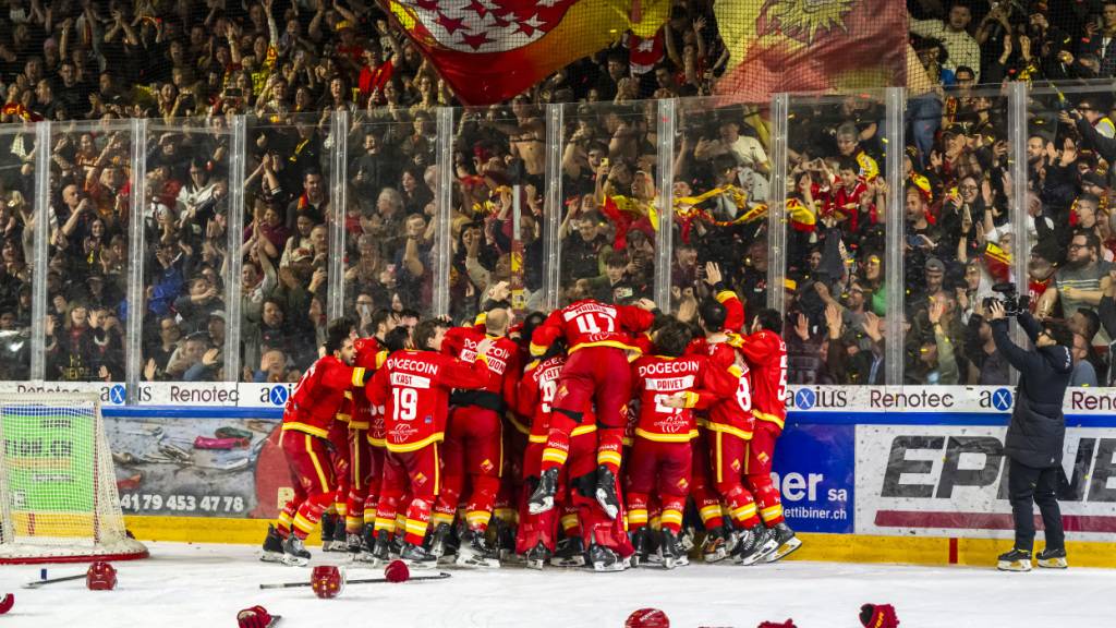 Nach der Schlusssirene gibt es in der ausverkauften Grabenhalle in Siders kein Halten mehr