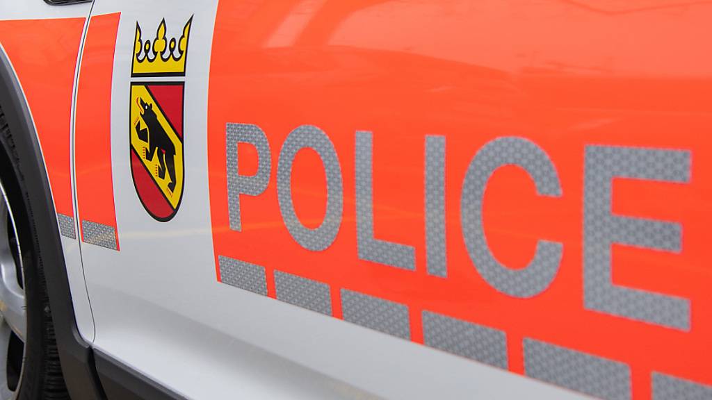 Bei einem Arbeitsunfall in Zollikofen BE ist ein Mann ums Leben gekommen. Er wurde in einer Müllpresse eingeklemmt. (Archivbild)