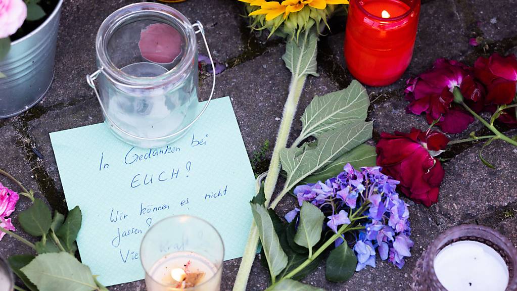 Blumen, Kerzen und Botschaften liegen vor dem Rathaus von Gottenheim, wo Menschen sie in Anteilnahme am Tod einer 14-jährigen abgelegt haben. Foto: Philipp von Ditfurth/dpa