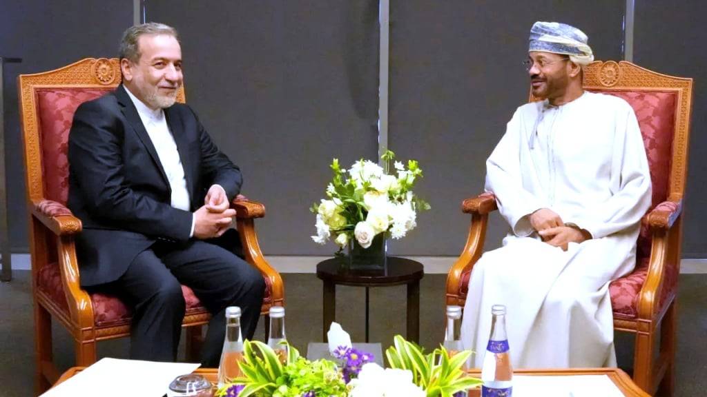 HANDOUT - Auf diesem vom iranischen Außenministerium veröffentlichten Bild trifft der iranische Außenminister Abbas Araghtschi (l) seinen omanischen Amtskollegen Badr al-Busaidi vor den Verhandlungen mit dem US-Sondergesandten Witkoff zusammen. Foto: Uncredited/Iranian Foreign Ministry via AP/dpa