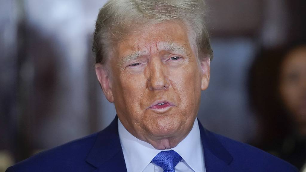 Donald Trump, ehemaliger Präsident der USA, sitzt im Gerichtssaal des Obersten Gerichtshof. Foto: Eduardo Munoz Alvarez/FR171643 AP/AP