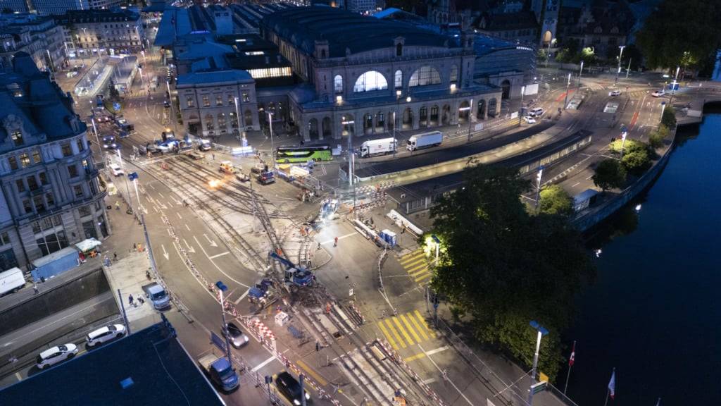 Zu viel Verkehrsraum, zu wenig Grün: Der Zürcher Stadtrat will den Raum um den Hauptbahnhof umgestalten. Fussgängerinnen und Velofahrer sollen mehr Platz erhalten. (Archivbild)