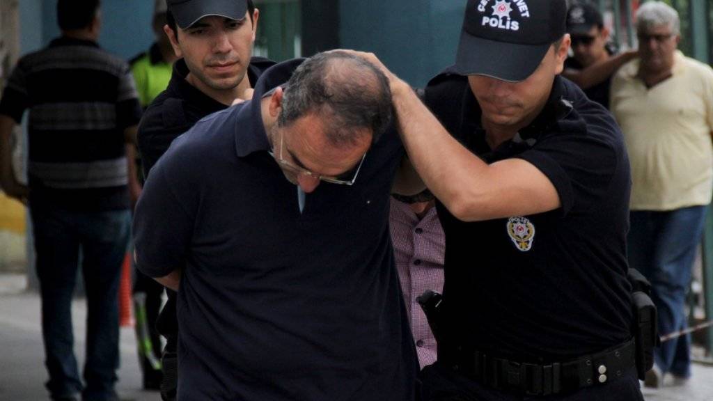 Polizisten führen einen Soldaten ab, der sich am Putschversuch in der Türkei beteiligt haben soll. Von vielen Festgenommenen fehlt jede Spur. (Archivbild)