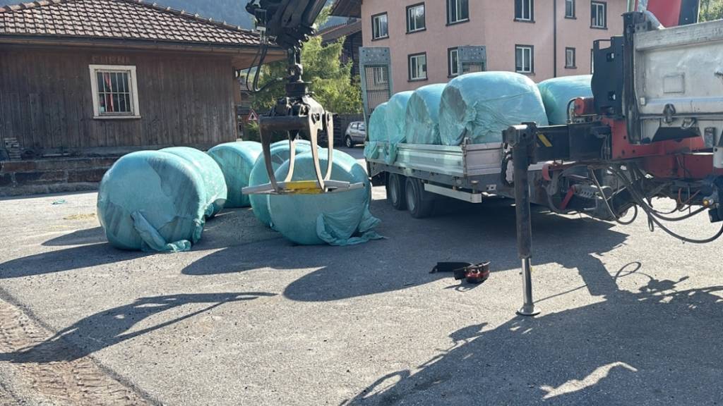Der 36-Jährige war damit beschäftigt, mit einem Kran Siloballen von einer Lastwagenbrücke abzuladen.