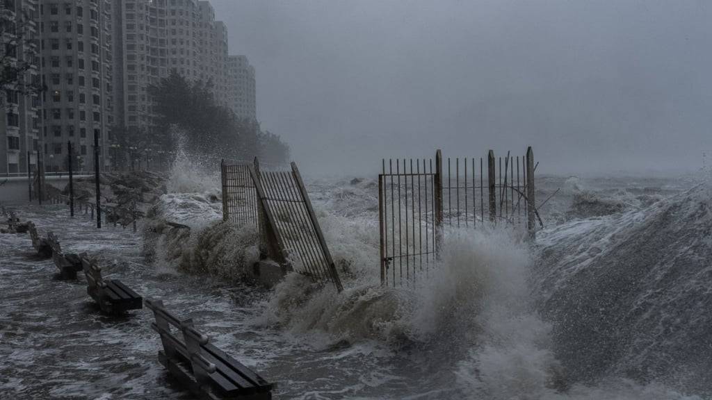 Wellen schlagen gegen die Uferpromenade im Stadtteil Heng Fa Chuen, während sich der Taifun «Ragasa» nähert. Foto: Chan Long Hei/AP/dpa