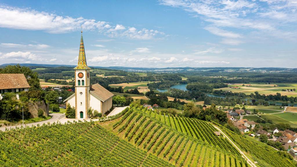 Die Kirche thront oberhalb von üppigen Rebbergen und es bietet sich eine atemberaubende Fernsicht.