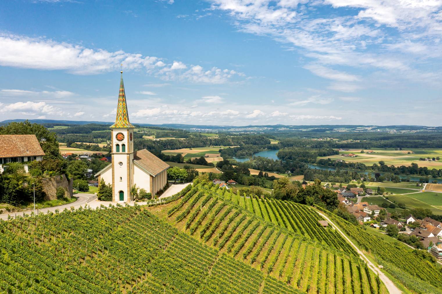 Die Kirche thront oberhalb von üppigen Rebbergen und es bietet sich eine atemberaubende Fernsicht.