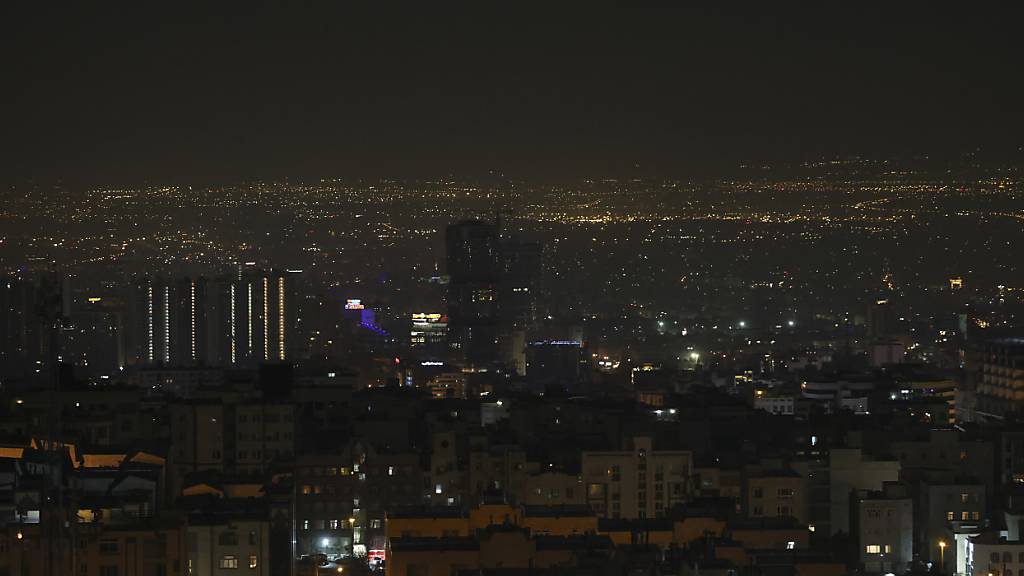 dpatopbilder - Ein Blick auf die iranische Hauptstadt Teheran am frühen Samstag. Foto: Vahid Salemi/AP