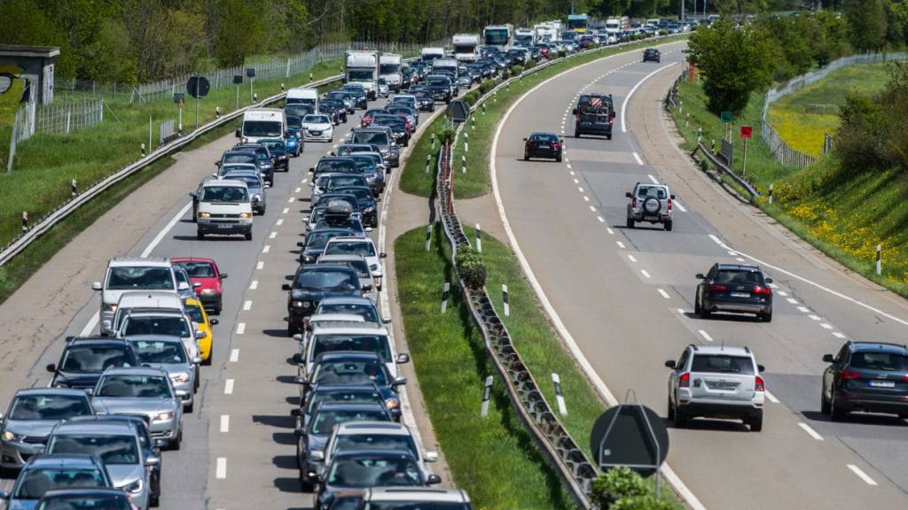 Alle Jahre wieder: Pfingst-Stau vor dem Gotthard-Strassentunnel. (Archivbild)