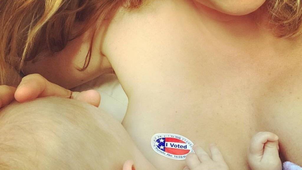 Alanis Morissette stillt mit «I voted»-Sticker auf nackter Brust