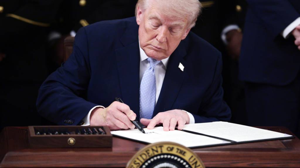 Künftig soll die Unterschrift von US-Präsident Donald Trump Dollarnoten zieren. (Archivbild)