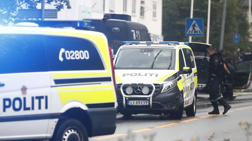 Am Wohnort des Mannes, der eine Moschee in Oslo angegriffen haben soll, wurde eine Leiche gefunden - nach Polizeiangaben handelt es sich um eine Verwandte des mutmasslichen Täters.